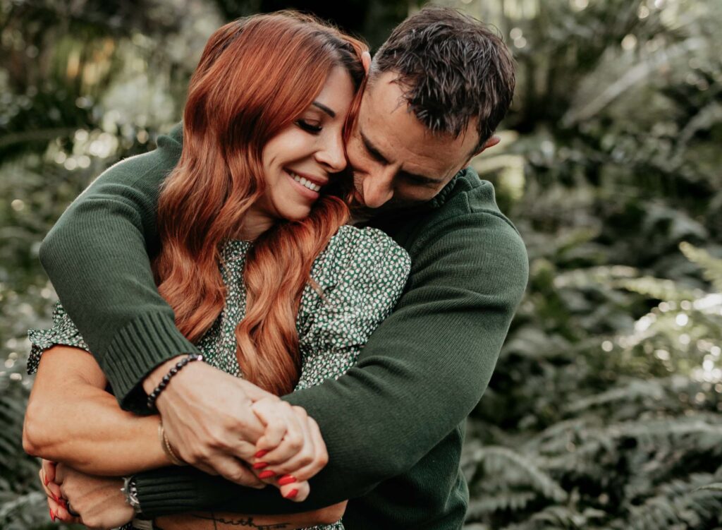 Mom and dad cuddle at their family photoshoot i Deerfield Beach